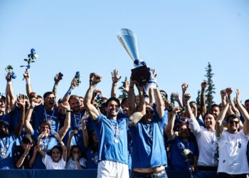 Εικόνες και πλάνα από τους ξέφρενους πανηγυρισμούς και την απονομή τροπαίου στην Κηφισιά