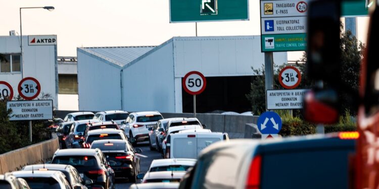 Κίνηση στους δρόμους: Ουρές χιλιομέτρων στον Κηφισό λόγω τροχαίου