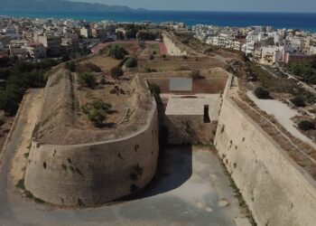 42χρονη έπεσε από τα ενετικά τείχη και σκοτώθηκε