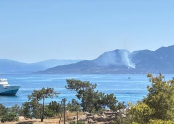 Φωτιά στα Μέθανα – Επιχειρούν ισχυρές δυνάμεις της Πυροσβεστικής
