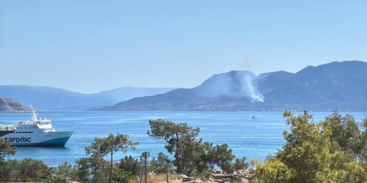Φωτιά στα Μέθανα – Επιχειρούν ισχυρές δυνάμεις της Πυροσβεστικής