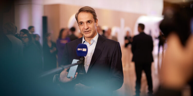 Γιατί ο Μητσοτάκης άνοιξε τώρα τη συζήτηση για τη μονιμότητα στο δημόσιο;