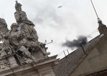 Μαύρος καπνός ξανά από την Καπέλα Σιξτίνα -Τι ακολουθεί