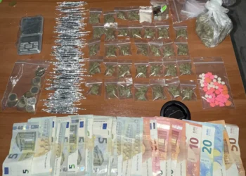 Συλλήψεις για διακίνηση ναρκωτικών έξω από σχολείο!