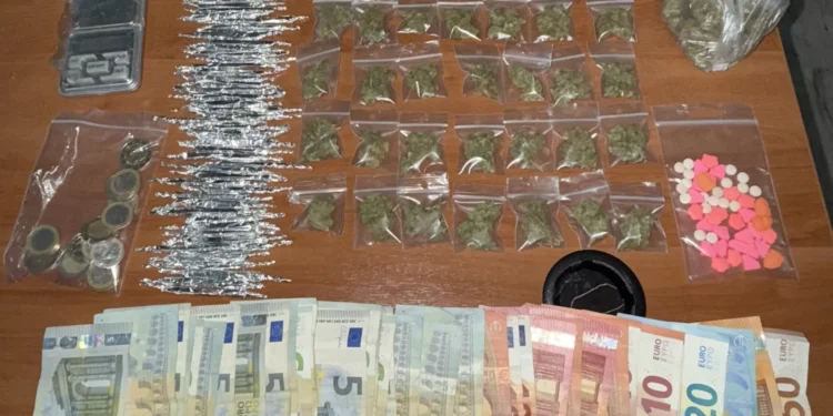 Συλλήψεις για διακίνηση ναρκωτικών έξω από σχολείο!