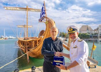 Ο Δήμαρχος Πειραιά  Γ. Μώραλης υποδέχθηκε  την ιστορική τριήρη «Ολυμπιάς» του Πολεμικού Ναυτικού