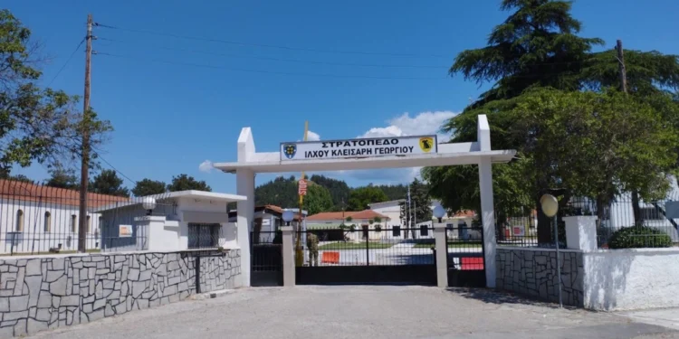 Συνελήφθη 67χρονος Γεωργιανός να φωτογραφίζει στρατόπεδο