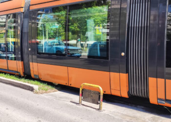 Κυκλοφοριακό κομφούζιο στην Φραντζή και Καλλιρρόης μετά από σύγκρουση Ι.Χ. με το τραμ