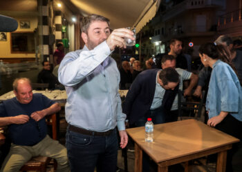Παιχνίδι κέντρου με αριστερές αντεπιθέσεις