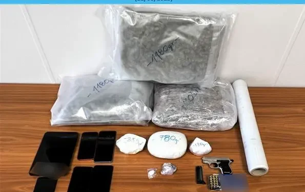 Συλλήψεις στην Παλλήνη για κατοχή και διακίνηση ναρκωτικών ουσιών – Κατασχέθηκαν κοκαΐνη και σχεδόν 3,5 κιλά κάνναβης
