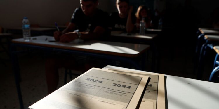 Πανελλήνιες 2025: Όλα τα θέματα και οι απαντήσεις σε Φυσική, Ιστορία και Οικονομία