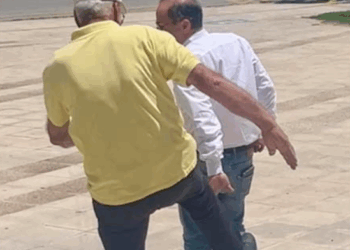 Ο πρώην Δήμαρχος Ραφήνας Ανδρέας Κεχαγιόγλου κλώτσησε τον Ευάγγελο Μπουρνούς έξω από το Δημαρχείο