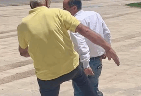 Ο πρώην Δήμαρχος Ραφήνας Ανδρέας Κεχαγιόγλου κλώτσησε τον Ευάγγελο Μπουρνούς έξω από το Δημαρχείο