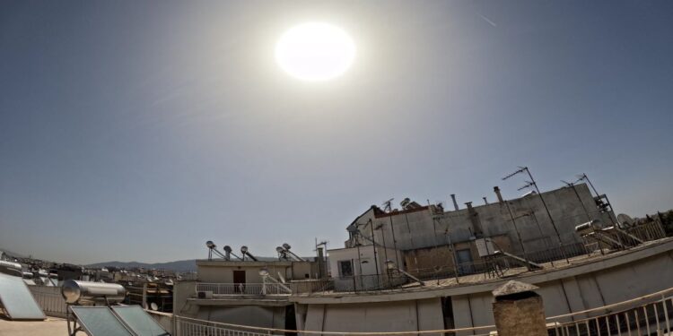 Meteo: Πολύ υψηλή έως ακραία η θερμική επιβάρυνση στο μεγαλύτερο μέρος της χώρας