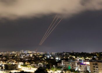 Νέα ομοβροντία βαλλιστικών πυραύλων από το Ιράν – 3 νεκροί, 74 τραυματίες στα νυχτερινά πυραυλικά πλήγματα του Ιράν στο Ισραήλ