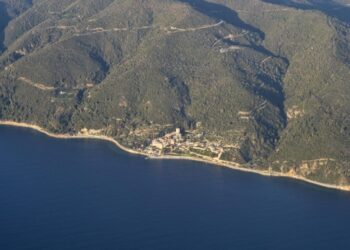 Ισχυρός σεισμός στο Άγιον Όρος: Τραυματισμός προσκυνητή και ζημιές στη Μονή Σίμωνος Πέτρας – Συνεχής σεισμική δραστηριότητα προβληματίζει τους σεισμολόγους