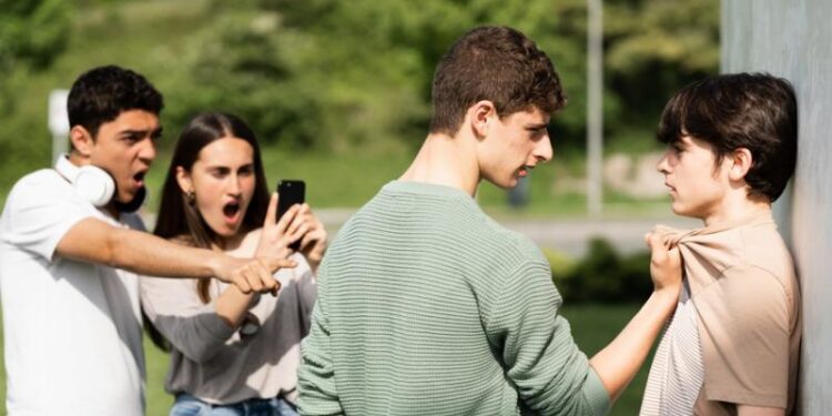 Βία στα σχολεία: Δεν φταίνε τα παιδιά, φταίμε όλοι