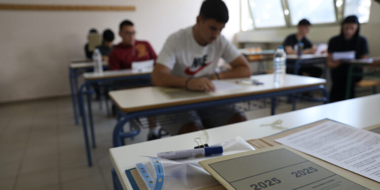 Πανελλήνιες 2025: Υπολόγισε τα μόριά σου σε δευτερόλεπτα – Δες αν «πιάνεις» τη σχολή σου!