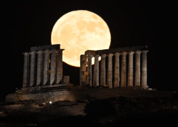 Φεγγάρι της Φράουλας: Κλικς από το Σούνιο με την μαγευτική Πανσέληνο