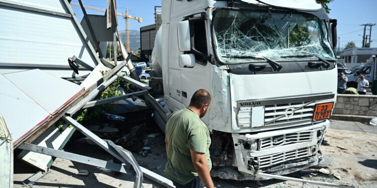 Μενίδι: Βυτιοφόρο εισβάλλει σε μάντρα αυτοκινήτων μετά από σφοδρή σύγκρουση – Χάος και μεγάλες ζημιές
