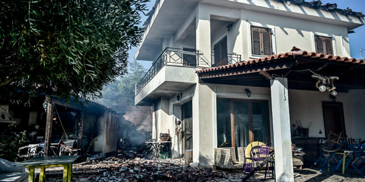 Παλαιά Φώκαια: Κόποι μιας ζωής έγιναν στάχτες- Ο εφιάλτης που άφησε πίσω της η φωτιά