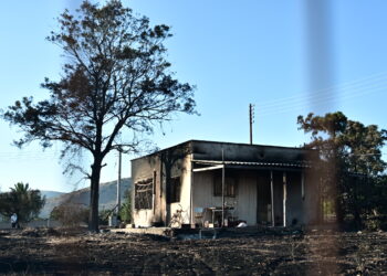 Πύρινη κόλαση στην Παλαιά Φώκαια – Καμένα σπίτια, εκρήξεις και στάχτη παντού: Η επόμενη μέρα της καταστροφής