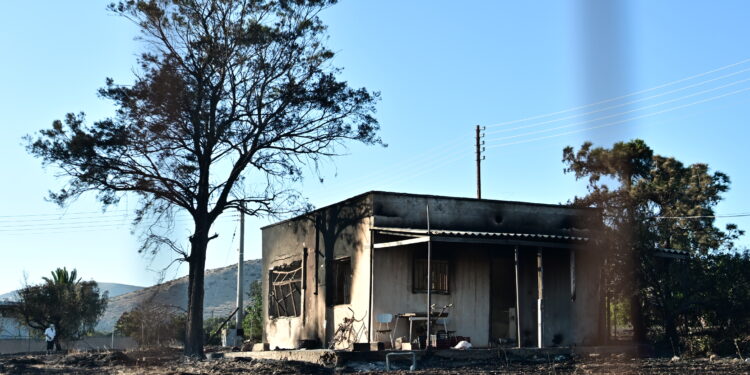 Πύρινη κόλαση στην Παλαιά Φώκαια – Καμένα σπίτια, εκρήξεις και στάχτη παντού: Η επόμενη μέρα της καταστροφής