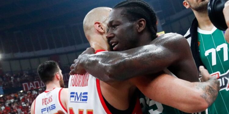 Ολυμπιακός-Παναθηναϊκός: Η αγκαλιά Ναν-Φουρνιέ μετά το τέλος του αγώνα