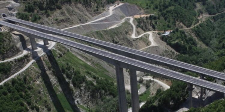 Θεσσαλονίκη: Ενοχή για 7 άτομα για υπερκοστολογήσεις ύψους 32 εκατ. ευρώ στην Εγνατία Οδό, προτείνει η εισαγγελέας