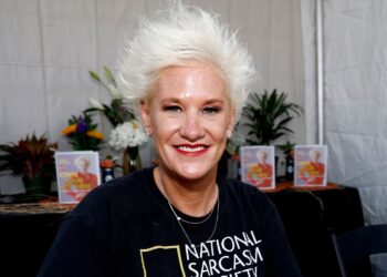 Πέθανε η Anne Burrell, τηλεοπτική σεφ και παρουσιάστρια του Food Network, σε ηλικία 55 ετών