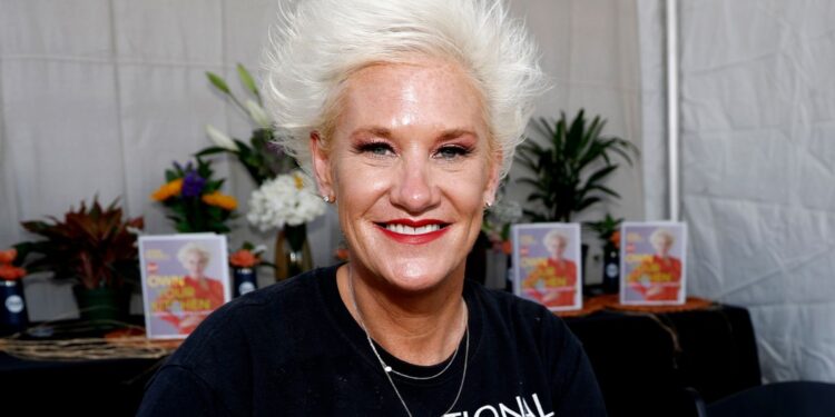 Πέθανε η Anne Burrell, τηλεοπτική σεφ και παρουσιάστρια του Food Network, σε ηλικία 55 ετών