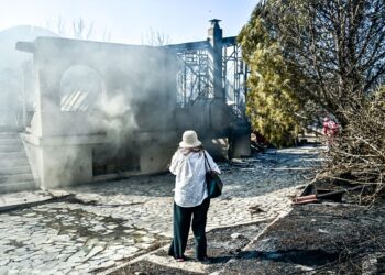 ΦΩΤΙΑ ΤΩΡΑ: Βελτιωμένη η εικόνα της πυρκαγιάς στην Π. Φώκαια – Κάηκαν σπίτια (Live Blog)