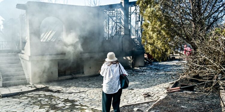 ΦΩΤΙΑ ΤΩΡΑ: Βελτιωμένη η εικόνα της πυρκαγιάς στην Π. Φώκαια – Κάηκαν σπίτια (Live Blog)