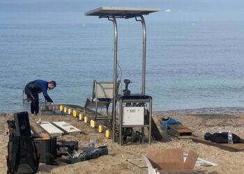 SEATRAC: Σε ποιες παραλίες μπορούν να απολαύσουν το μπάνιο τους τα άτομα με αναπηρία και κινητικές δυσκολίες