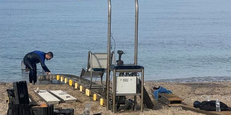 SEATRAC: Σε ποιες παραλίες μπορούν να απολαύσουν το μπάνιο τους τα άτομα με αναπηρία και κινητικές δυσκολίες