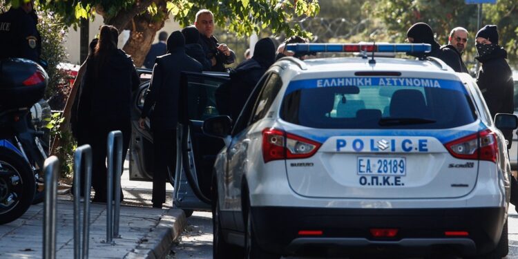 Θεσσαλονίκη: Συνελήφθησαν δύο άτομα μετά τον εντοπισμό δύο πιστολιών με 27 φυσίγγια σε μπαλκόνι διαμερίσματος