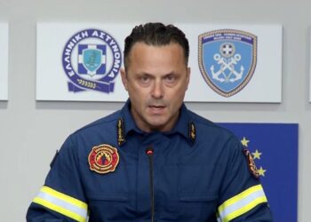 Η ενημέρωση του Πυροσβεστικού Σώματος για τα πύρινα μέτωπα στην Παλαιά Φώκαια