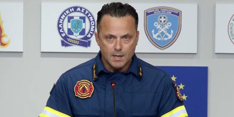 Η ενημέρωση του Πυροσβεστικού Σώματος για τα πύρινα μέτωπα στην Παλαιά Φώκαια