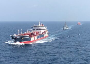 ΗΑΕ: Δύο πλοία συγκρούστηκαν κοντά στα Στενά του Χορμούζ- το λιμενικό των Εμιράτων απομάκρυνε 24 μέλη του πληρώματος του ενός πετρελαιοφόρου
