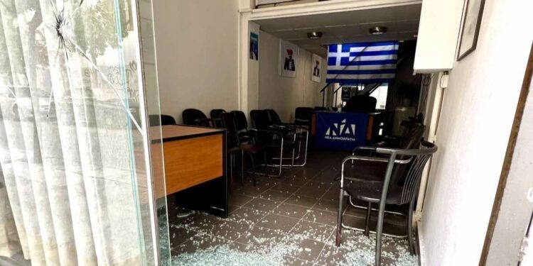 Βανδαλισμοί σε γραφεία τοπικής οργάνωσης της ΝΔ στην Αττική