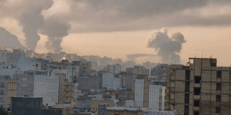 Το Ισραήλ επιτέθηκε στο Ιράν – Πλήγματα σε πυρηνικές εγκαταστάσεις και στρατιωτικούς στόχους