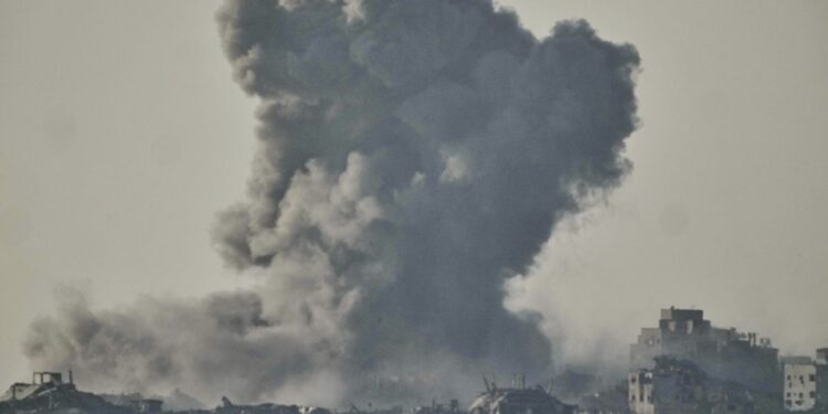 Κτίριο κατοικιών επλήγη από ιρανικό πύραυλο στο νότιο Ισραήλ - Το Ισραήλ έπληξε στρατιωτικό ερευνητικό κέντρο στην Τεχεράνη