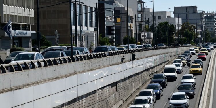 Κυκλοφοριακό χάος στην Κηφισίας: Πτώση μπετόν μπλοκάρει τις λωρίδες προς Κηφισιά