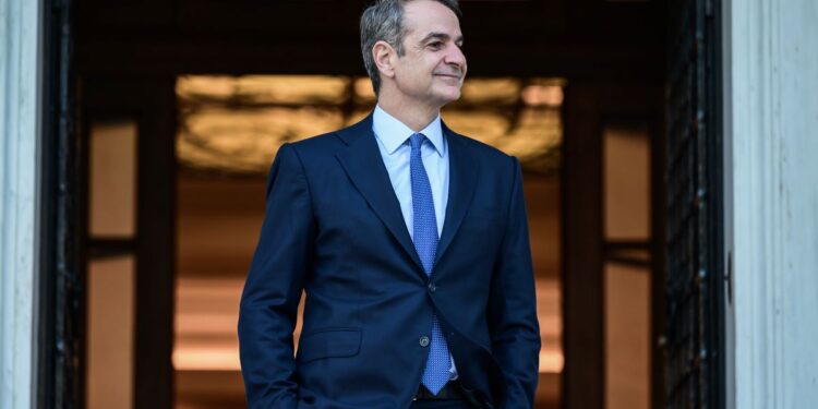 Μητσοτάκης απέναντι στην τοξικότητα: Στους δρόμους για τρίτη θητεία και πολιτική αντεπίθεση