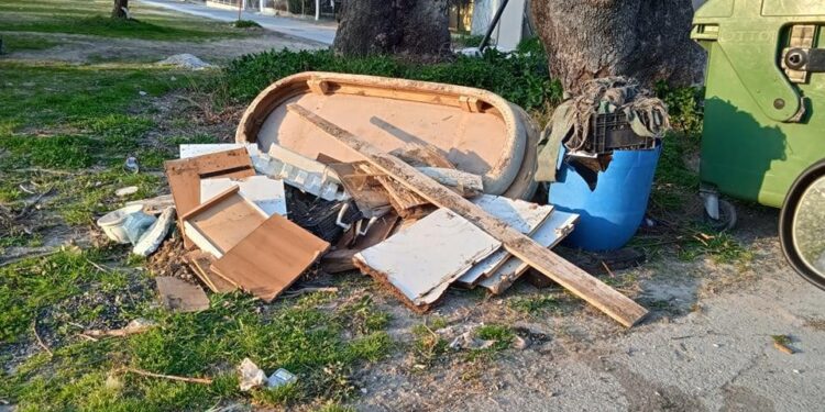 Ο Δήμος Αγίου Δημητρίου ανάγκασε υπαλλήλους να μαζέψουν σκουπίδια μέσα στον καύσωνα