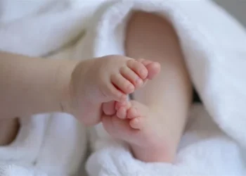 Θεσσαλονίκη: Βίντεο με το σπαρακτικό κλάμα του βρέφους – Ελεύθεροι οι δύο γονείς που το άφησαν μόνο του στο μπαλκόνι