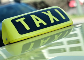 Σύλληψη οδηγού ταξί στον Πειραιά για υπερχρέωση τουριστών: Χρέωσε 30€ για 2 χλμ.