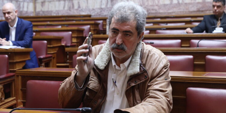 Επίμονοι πολιτικοί εγωισμοί