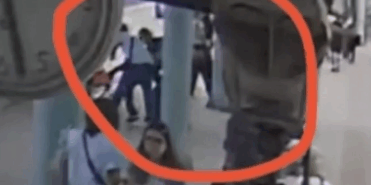 Σκηνές τρόμου στον Προαστιακό- Άνδρας απείλησε 29χρονη με μαχαίρι