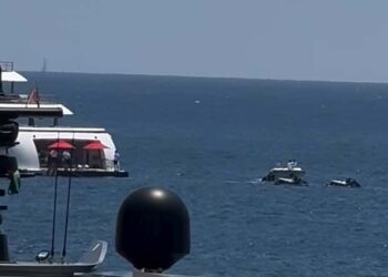 Καρέ-καρέ η πτώση του ελικοπτέρου στη Βουλιαγμένη: Σε εξέλιξη η έρευνα – Ανάμεσα στους επιβάτες και μία έγκυος γυναίκα